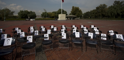 Židle s fotografiemi všech 43 pohřešovaných mexických studentů.