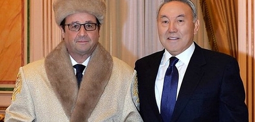 Francouzský prezident Françoise Hollande v kazašském kabátu.
