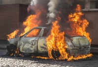 Ve švédské metropoli se v noci na neděli rozhořely nepokoje, při kterých demonstranti zapálili nejméně 10 automobilů (ilustrační foto).