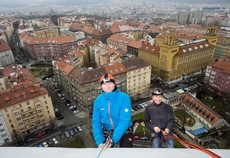 Slaněním z Žižkovského vysílače v Praze prezentoval Pavel Bém (vpravo) knihu K2 - Královna hor.