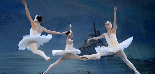 Soubor petrohradského baletu při představení Labutího jezera (ilustrační foto).