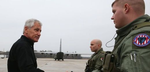 Americký ministr obrany Chuck Hagel (vlevo) zdraví dva členy amerického letectva v Afghánistánu. Hagel se postavil za operaci v Jemenu. 