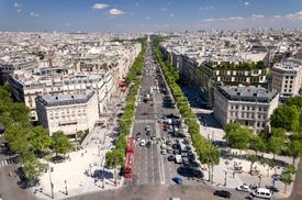 Avenue táhnoucí se téměř dva kilometry mezi Place de la Concorde a Vítězným obloukem se zrodila v roce 1616.
