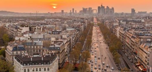 Champs-Élysées považují Francouzi za nejkrásnější avenue na světě. 