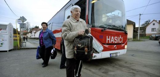 Lidé z Lipové se vracejí po dvoudenní evakuaci 5. prosince domů.