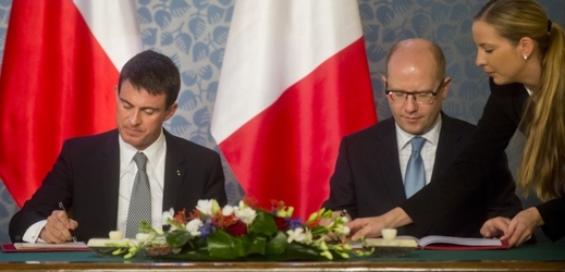 Manuel Valls (vlevo) s Bohuslavem Sobotkou.