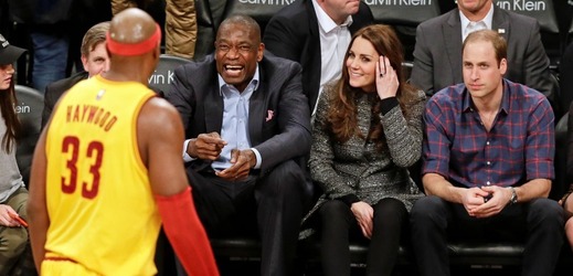 Na NBA se v rámci návštěvy USA přišel podívat i britský princ William s chotí Kate.