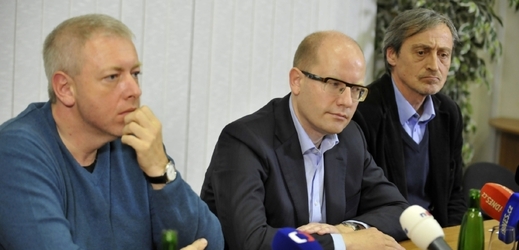 Zleva ministr vnitra Milan Chovanec, premiér Bohuslav Sobotka a ministr obrany Martin Stropnický.