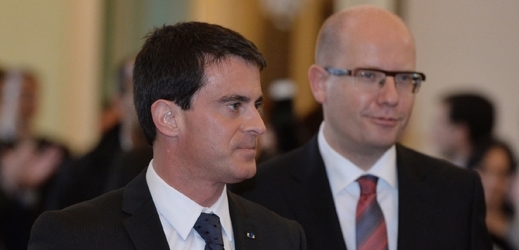 Francouzský premiér Manuel Valls (vlevo) a český předseda vlády Bohuslav Sobotka .