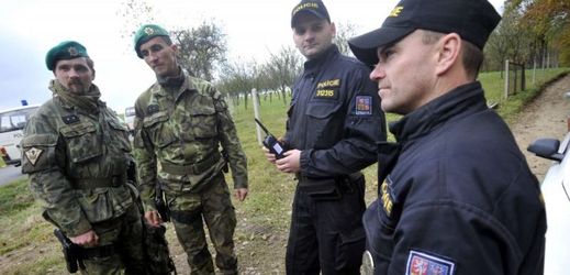 Vojáci a policisté v areálu vybuchlého muničního skladu ve Vrběticích.