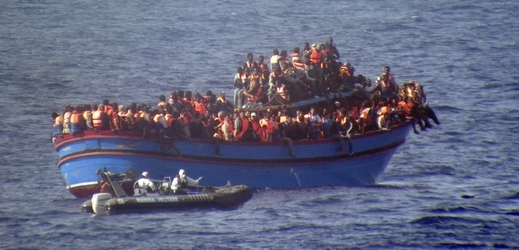 Malá loďka s přibližně šesti sty lidmi na palubě plující z Afriky k břehům Sicílie.