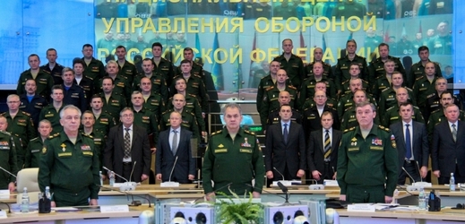 Ruské centrum obrany. Vpravo dole na snímku je i náčelník generálního štábu ruské armády Valerij Gerasimov.