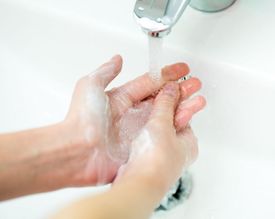 Nejúčinnější způsob jak zastavit šíření bakterií je mytí rukou.