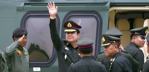 Na snímku mává thajský premiér Prayut Chan-o-cha.