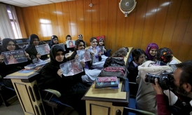 Pákistánské studentky s portréty Malaly ve škole v Islamábádu.