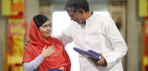 Letošní laureáti Nobelovy ceny míru: Malala Júsufzaiová a Kailáš Satjárthí.