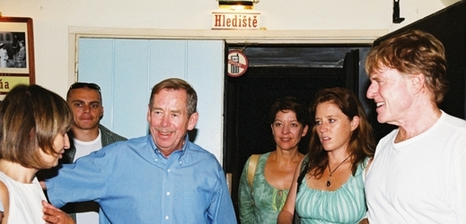 Václav Havel (vlevo) a Robert Redford v Divadle Na zábradlí.