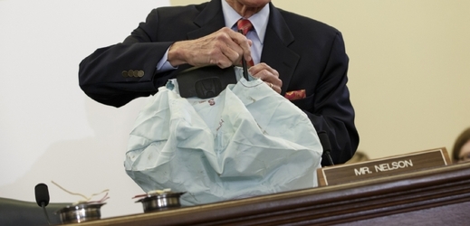 Americký senátor Bill Nelson ukazuje nefunkčnost japonských airbagů značky Takata.