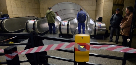 Uzavřené eskalátory na trase metra A.