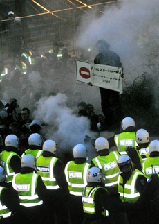 Estonská policie zasahuje v dubnu 2007 při protestech v Tallinnu.