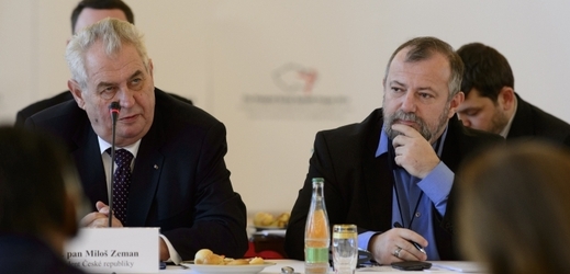 Prezident Miloš Zeman (vlevo) a ředitel zahraničního odboru Kanceláře prezidenta republiky Hynek Kmoníček.