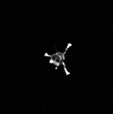 Skutečný snímek modulu Philae na cestě ke kometě.