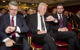 Prezident Miloš Zeman (upostřed) a jeho mluvčí Jiří Ovčáček (vpravo).