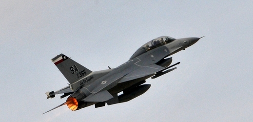 Stíhací letoun F-16 v amerických barvách.
