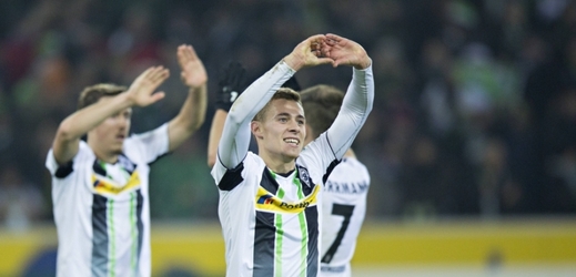 Hráči Mönchengladbachu se radují z postupu. 