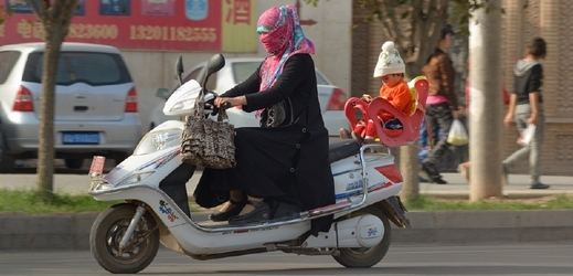 Čínské úřady zakázaly ženám v Urumči nošení muslimského závoje na veřejných místech (ilustrační foto).
