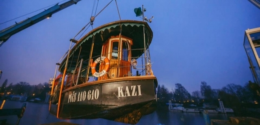Loď Kazi při spouštění na Berounku.