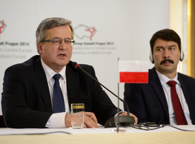 Polský prezident Bronislaw Komorowski (vlevo) a prezident Maďarska János Áder.