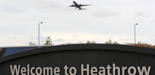 Hlavní londýnské letiště Heathrow již oznámilo zpoždění a dodalo, že zde nepřistávají ani nevzlétají žádná letadla.