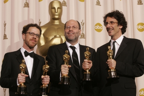 Scott Rudin (uprostřed) s Oscarem za film Tahle země není pro starý.