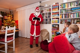V českých domácnostech jednoznačně vítězí Ježíšek nad Santa Clausem (ilustrační foto).