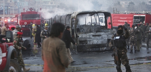 Sebevražedný atentátník napadl v Kábulu autobus s vojáky.