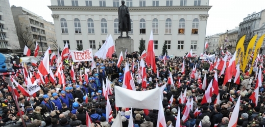 Sedmdesát tisíc Poláků v sobotu protestovalo proti údajně zfalšovaným volbám.