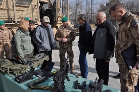 Ministr obrany Martin Stropnický (třetí zprava) navštívil o víkendu 13. a 14. prosince české vojáky na základně Bagrám v Afghánistánu.