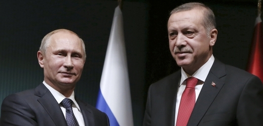 Turecký prezident Recep Tayyip Erdogan (vpravo) se svým ruským protějškem Vladimírem Putinem.