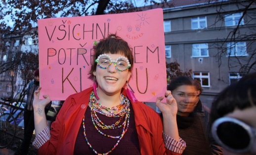 Údajně až devět set lidí demonstrovalo v Praze za to, aby v opuštěném a chátrajícím objektu v Jeseniově ulici na Žižkově vzniklo komunitní centrum.
