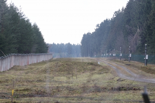 Mezi dvěma ploty je cesta pro auta ochranky, respektive armády.