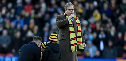 Hudebník Elton John před sobotním utkáním slavnostně otevřel novou část stadionu Watfordu.