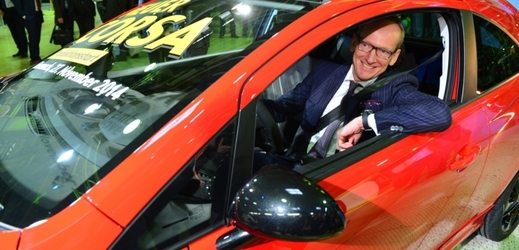 Generální ředitel společnosti Opel Karl-Thomas Neumann v novém modelu automobilu Opel Corsa (snímelk 27. listopadu 2014).