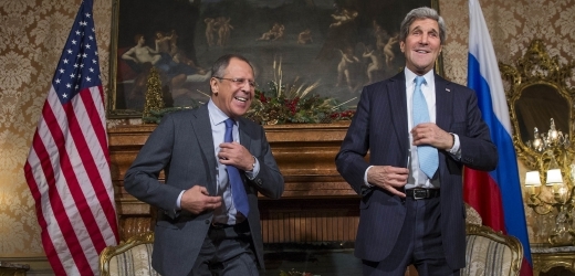 Ministři zahraničí Ruska Sergej Lavrov (vlevo) a USA John Kerry.