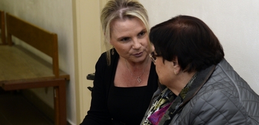 Štěpánka Nezmarová (vlevo) v rozhovoru se svojí advokátkou Marií Benešovou.