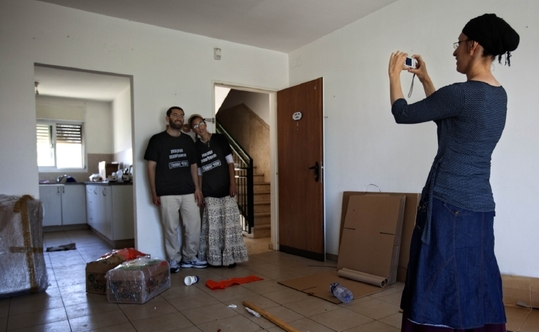 Izraelští osadníci se naposledy fotografují v domě, který museli opustit.