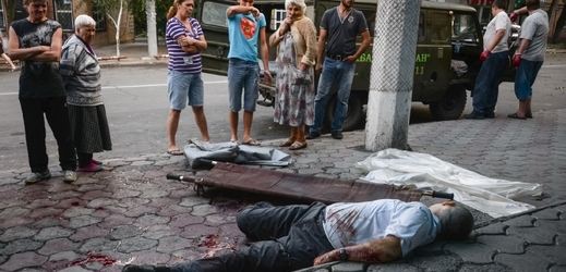 Mrtvý civilista v Doněcku po bombardování kyjevskými ozbrojenci.
