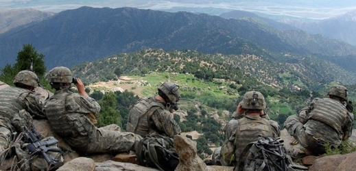 Američtí vojáci nad údolím v afghánské provincii Kúnar.