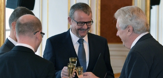 Zleva premiér Bohuslav Sobotka, ministr financí Andrej Babiš, ministr dopravy Dan Ťok a prezident Miloš Zeman.