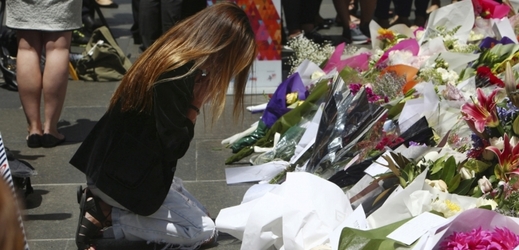 Lidé vytvořili na náměstí v Sydney památník obětem Monisovy střelby.